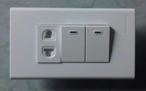 Mặt 2 công tắc 1 ổ cắm panasonic